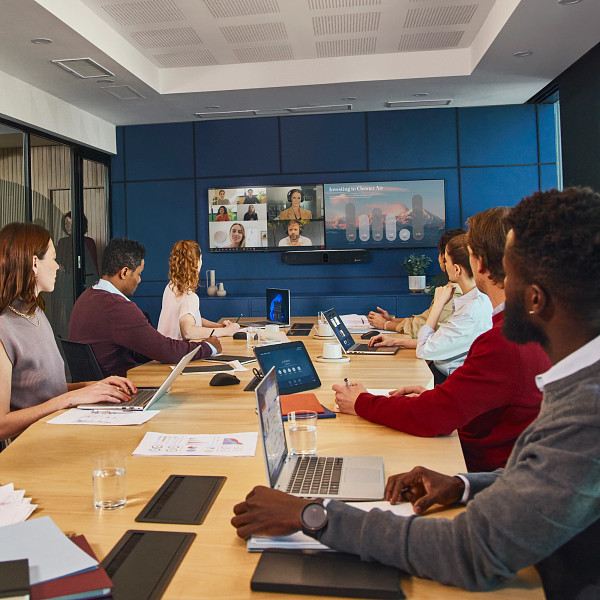 Camera hội nghị truyền hình Poly cho phòng họp lớn